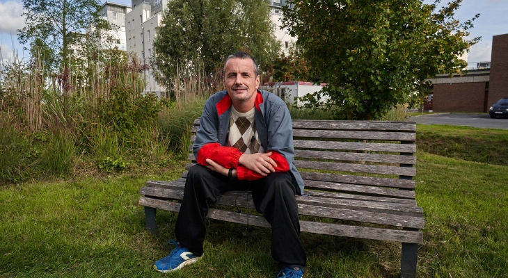 14-ludovic-delplace-resident-de-labej-et-animateur-dune-emission-radio-diffuse-sur-rpl-99-fm-et-concu-avec-le-programme-de-recherche-action-handicap-dependance-et-participation-sociale-de-la-catho.jpg